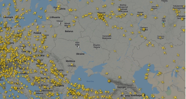 空出好大一塊 天上一架班機都沒有! 航班雷達顯示 飛機紛紛避開烏克蘭戰區
