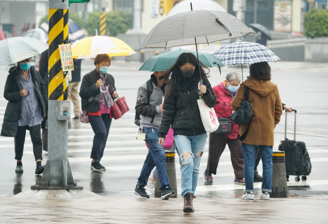 今晚鋒面.冷氣團南下 各地轉雨愈晚愈冷