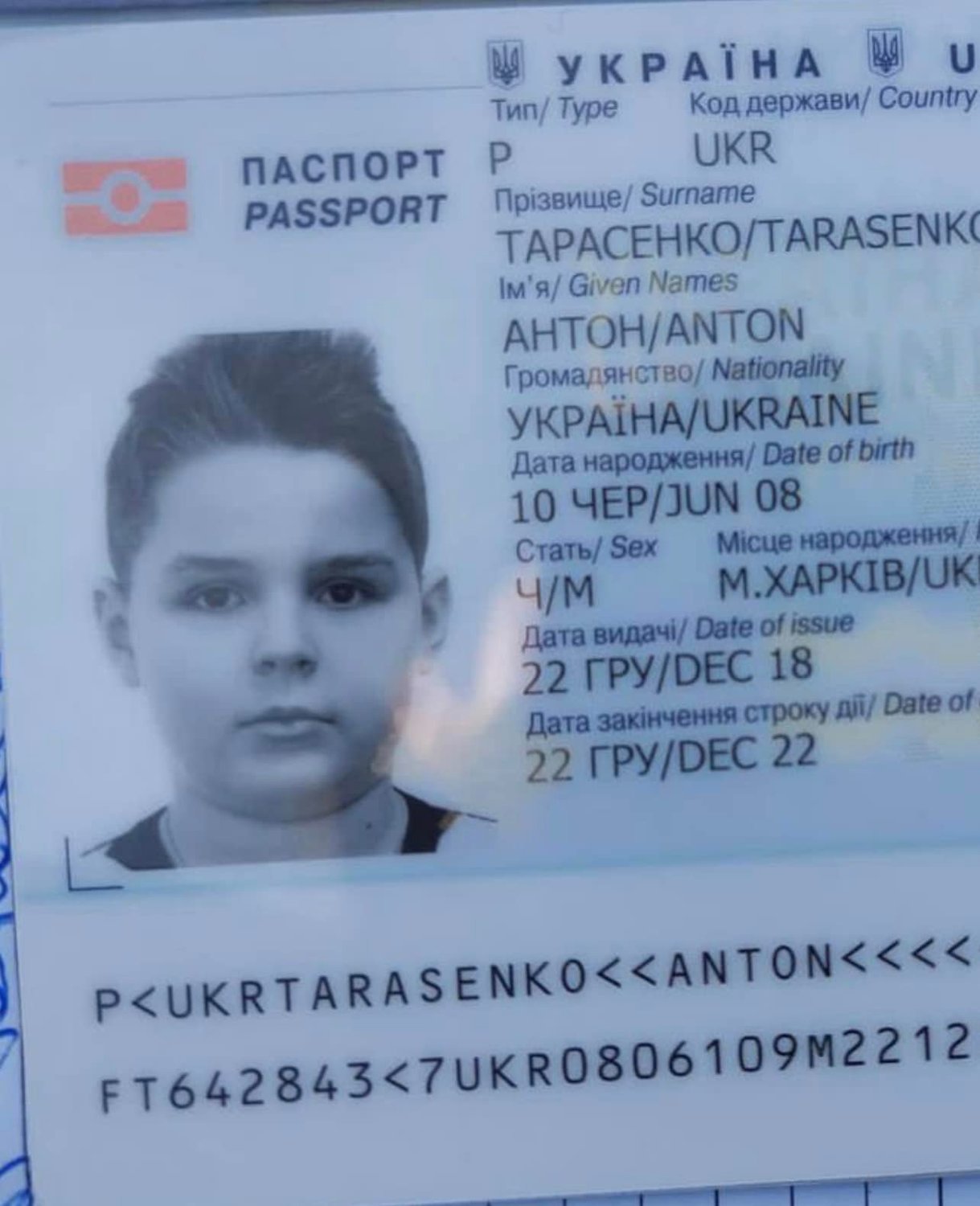 俄軍轟炸讓孩童喪命 烏克蘭官員向全球展示：普丁！你這個殺人犯