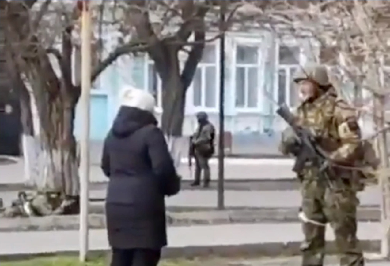網路社群媒體流傳一名身份不明的烏克蘭婦女在街頭與俄羅斯士兵「對峙」，質問俄羅斯大兵為什麼站在烏克蘭的土地上的影片。   圖：翻攝UkraineWorld推特