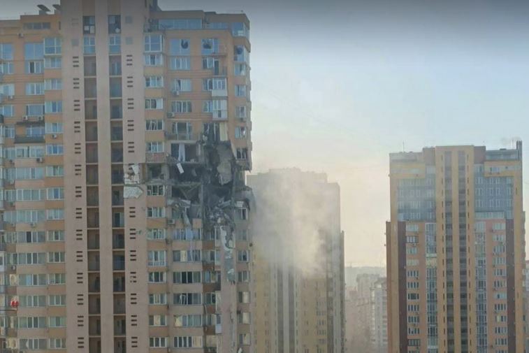 俄國導彈射進基輔大樓  轟出大洞 照片曝光