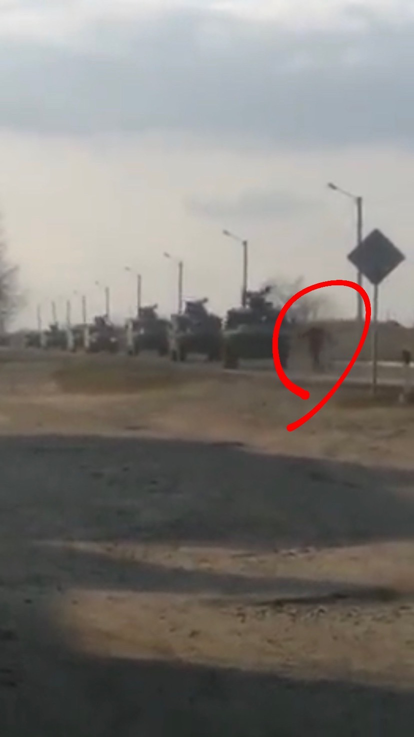 烏克蘭男子衝到俄羅斯裝甲車前，以肉身阻擋俄軍，令人想起30年前中國天安門廣場「六四坦克人」。   圖：截自HB推特