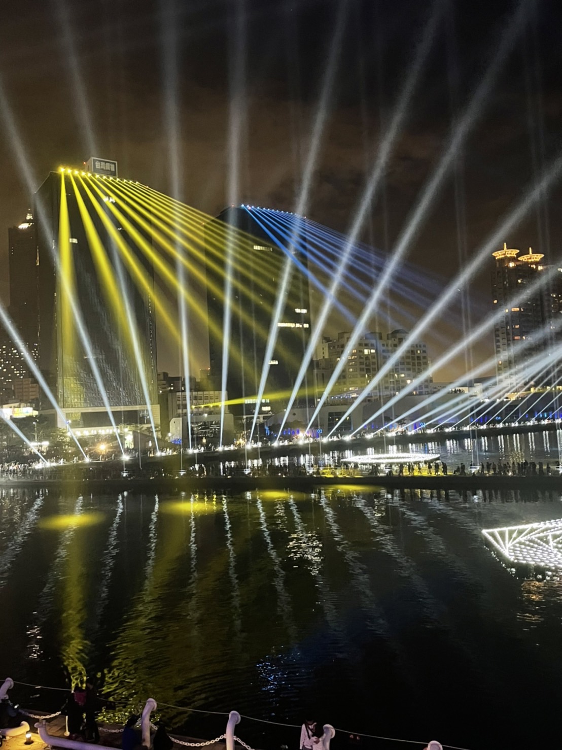 力挺烏克蘭！2022台灣燈會主燈以國旗代表色聲援