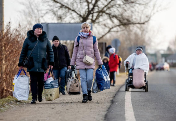 烏克蘭難民逃到鄰近國家。   圖：翻攝自推特（資料照）