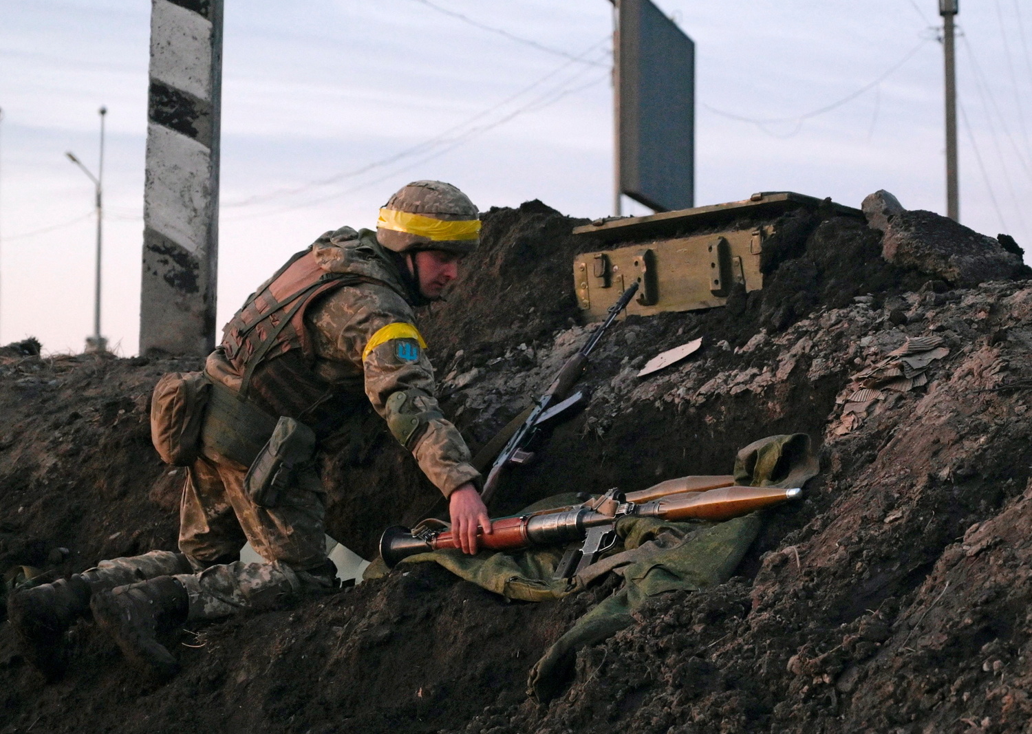 基輔郊區的烏克蘭軍人手握火箭推進榴彈，準備應戰。   圖：達志影像／路透社（資料照）