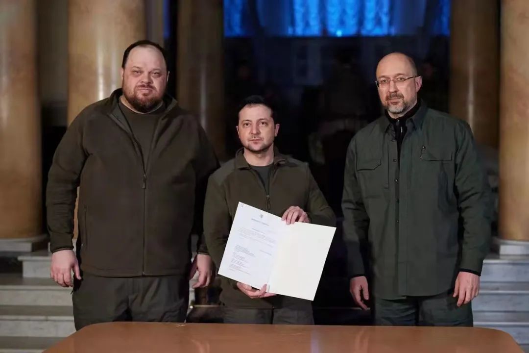 Ukrainian President Volodymyr Zelensky (center) shows the documents he has signed to join the European Union.Photo: Retrieved from Zelensky's Twitter