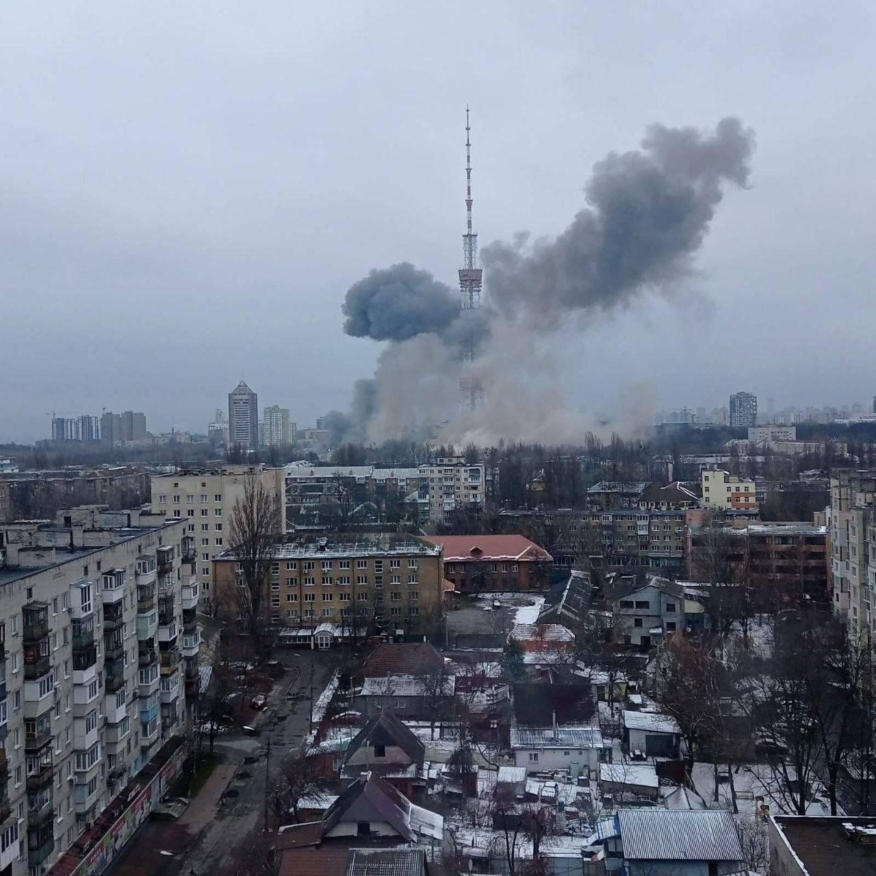 烏克蘭首都基輔電視塔遭俄羅斯軍隊以火箭攻擊，導致5名平民不幸身亡。   圖：翻攝推特