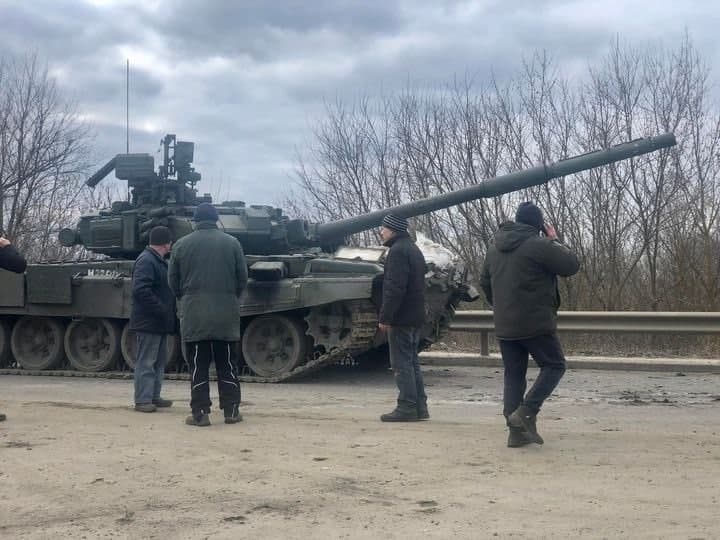 烏克蘭民眾撿到一輛俄軍T-90坦克車，可能為蘇俄逃兵所棄置。 圖：翻攝自推特（資料照片）