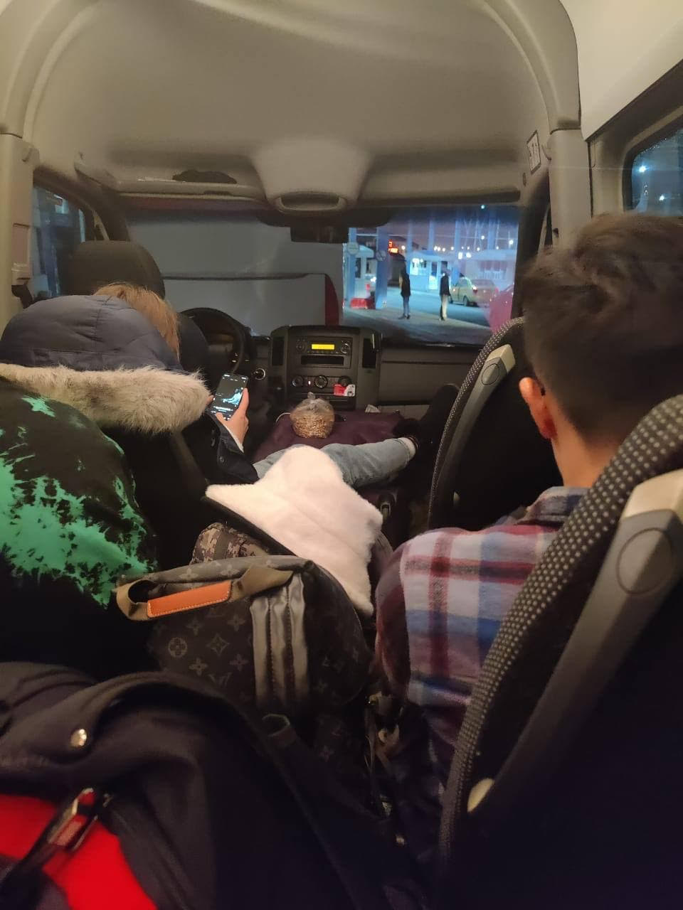 當一區域發生戰事時，為保護僑民會動用國家力量協助撤離。圖為2022年台灣第二次自烏克蘭撤僑專車抵達烏克蘭邊關。 圖：外交部提供 