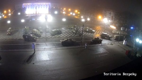 烏克蘭南部城市赫爾松的市區監視器拍到大量俄羅斯軍車停駐。   圖：翻攝BNO News推特