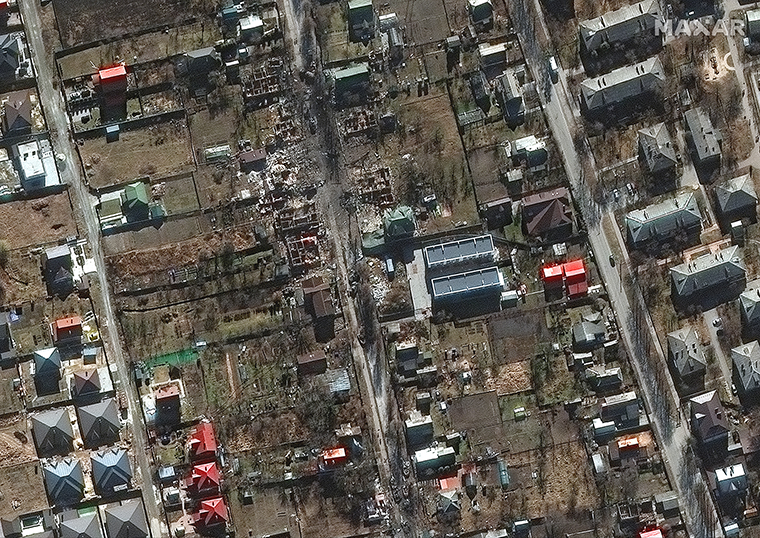 衛星圖像還顯示了基輔郊外城鎮布查居民區被燒毀的俄羅斯軍車殘骸（道路中央的黑影）。   圖 : 翻攝自MAXAR衛星公司