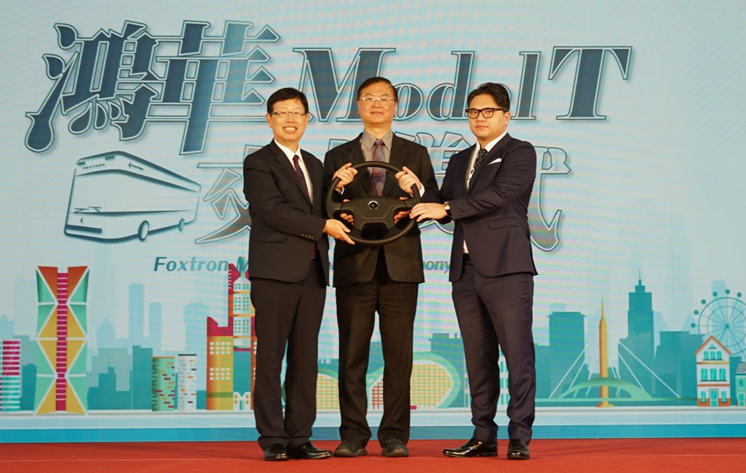 鴻海Model T高雄交車 陳其邁：打造全球最重要的電巴基地