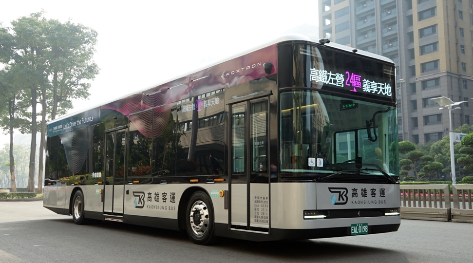 鴻海Model T高雄交車 陳其邁：打造全球最重要的電巴基地