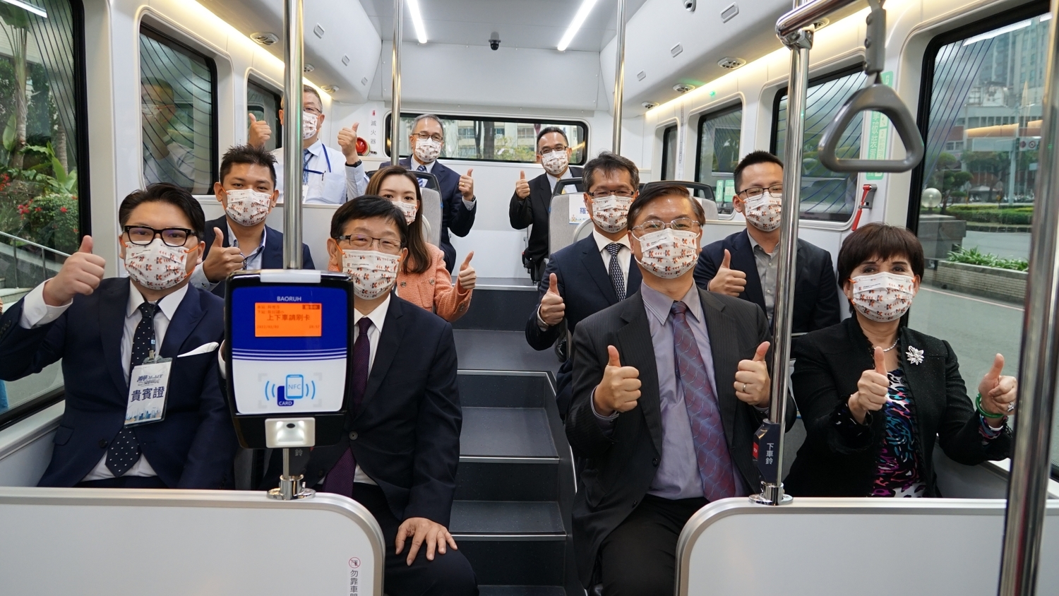 鴻海Model T高雄交車 陳其邁：打造全球最重要的電巴基地