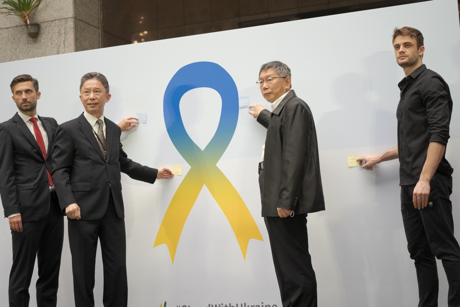 北市府設烏克蘭版「連儂牆」聲援 柯文哲捐出10萬元