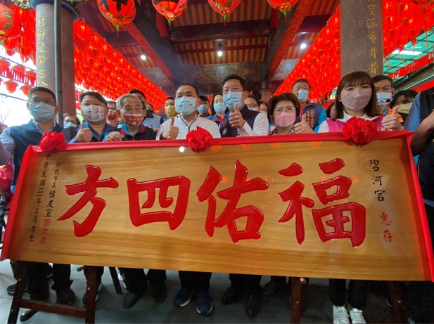 恭祝福德正神聖誕千秋  侯友宜至碧河宮、力行福德宮參拜祈福