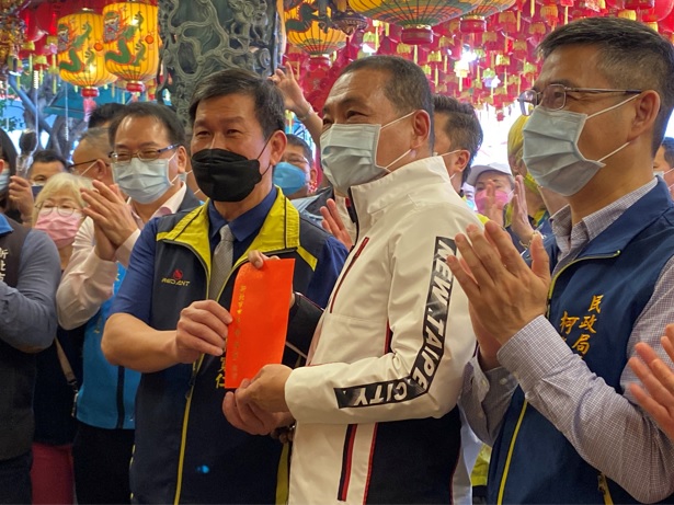 恭祝福德正神聖誕千秋  侯友宜至碧河宮、力行福德宮參拜祈福