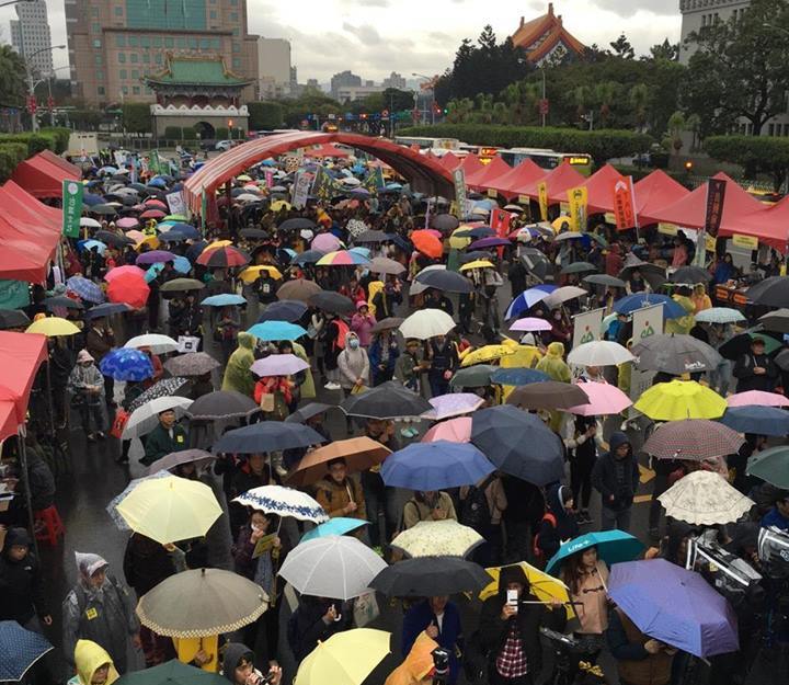全國廢核行動平台12日在台北市凱達格蘭大道發起反核大遊行，約有7千人冒雨參加。   圖：翻攝自全國廢核行動平台臉書