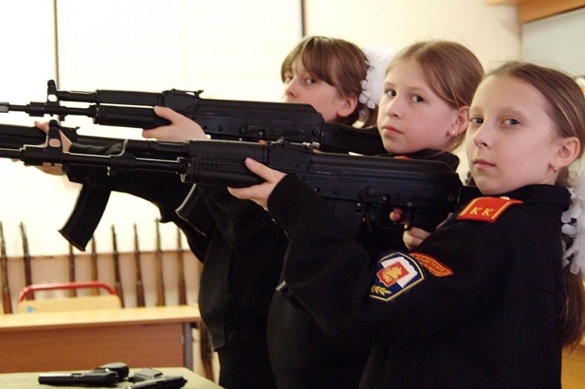 Русская девушка с АК-47 Фото: Фото РИА Новости
