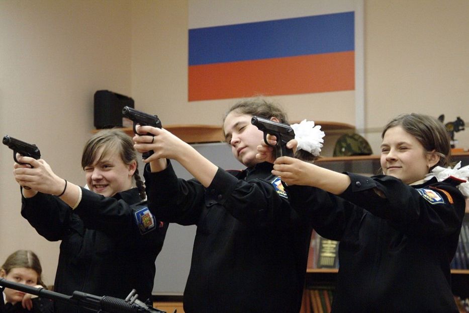 Российские девушки ходят в военное училище, чтобы научиться обращаться с оружием Фото: РИА Новости Фото