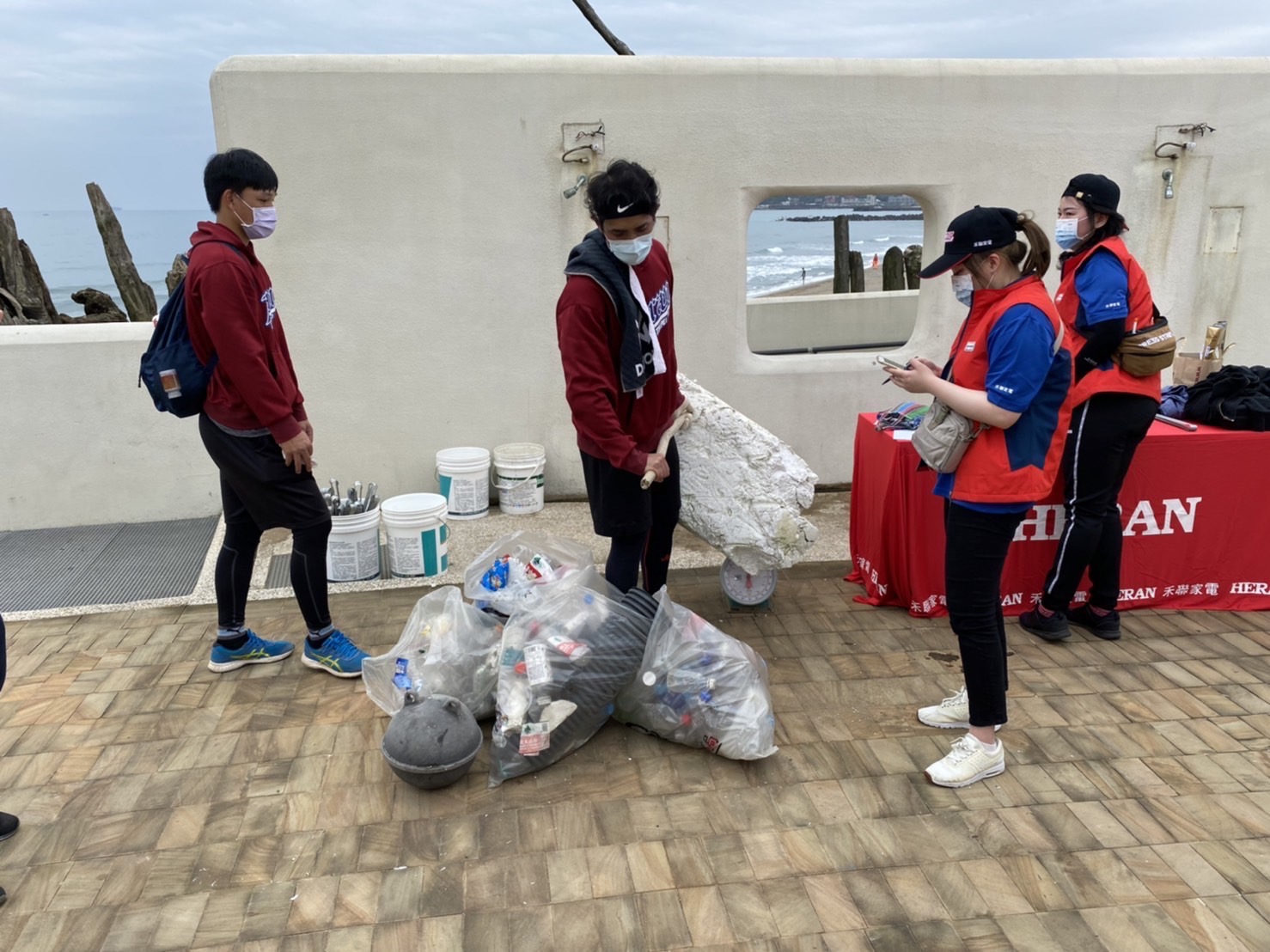 今(5)日攜手近200人至金山中角灣進行淨灘活動，共撿拾了超過630公斤的海灘垃圾，不僅在賽前還原海灘乾淨的模樣，也將馬拉松堅持精神延續到環保行動上。   圖：新北市體育處提供
