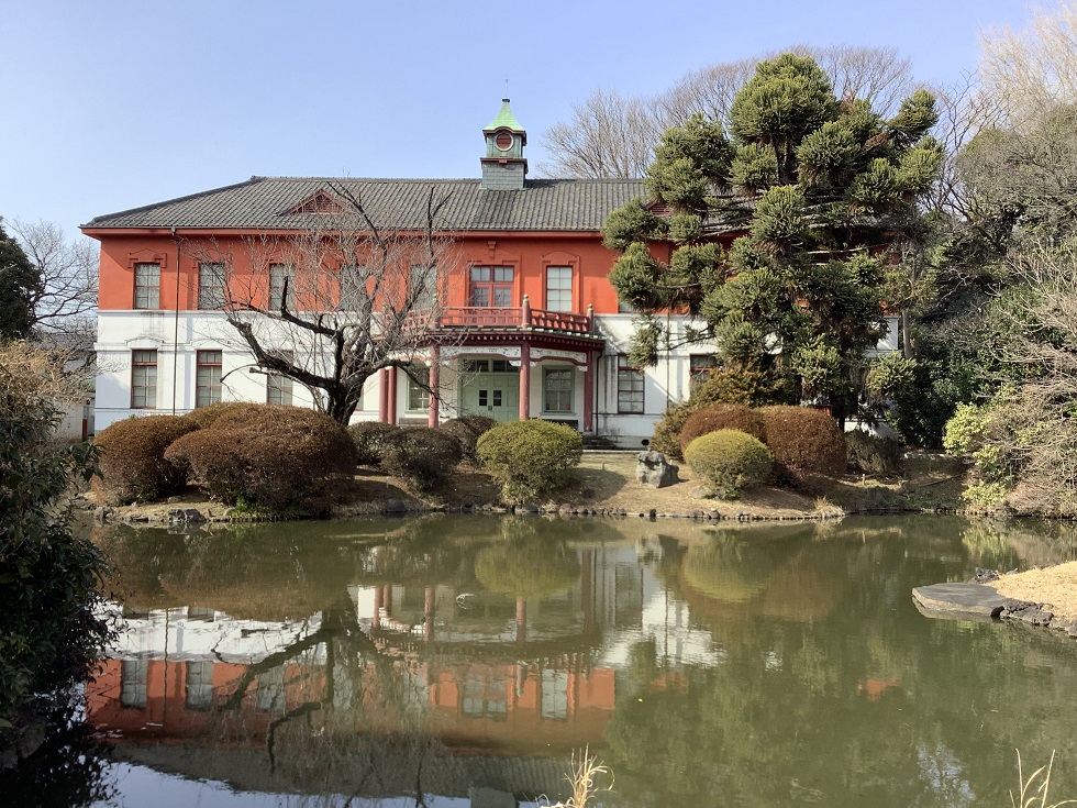 小石川植物園以梅林聞名，這裡是東京大學植物園，池邊建物前身是東京醫學校，是小說及電影「外科室」的舞台   圖:劉黎兒攝影