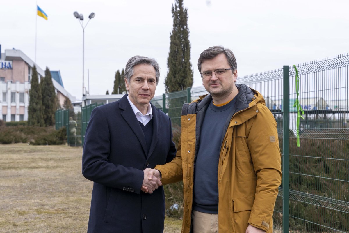 美國國務卿布林肯（Antony Blinken）與烏克蘭外交部部長庫列巴（Dmytro Kuleba）在烏克蘭與波蘭邊界會面。   圖：翻攝自布林肯推特