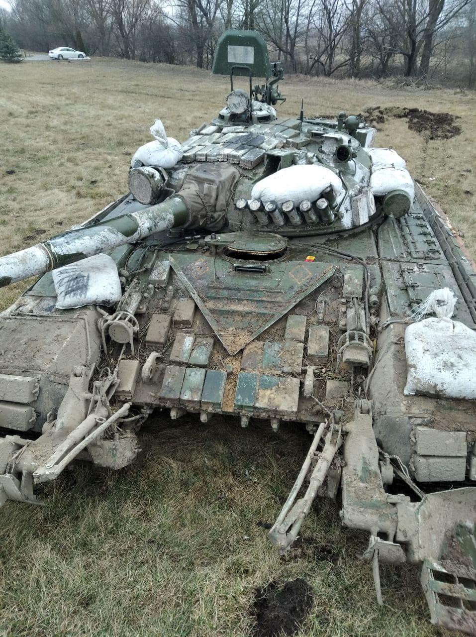 俄軍T-72A主戰坦克用「堆沙包」的方式增強砲塔四周裝甲防護。   圖：翻攝MilitaryLand.net推特