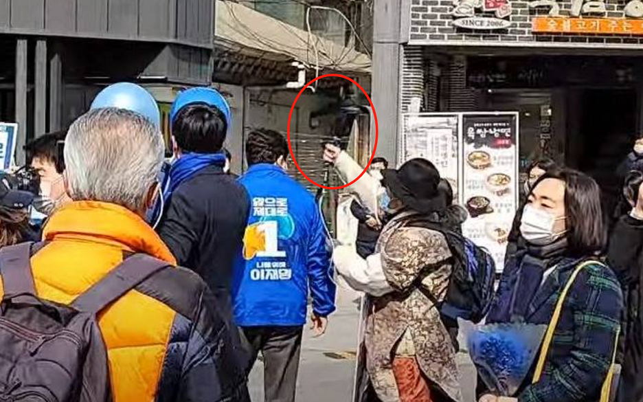 頭部鮮血直流! 韓國執政黨主席在總統大選拉票途中遇襲 遭人用鎚子痛毆數次