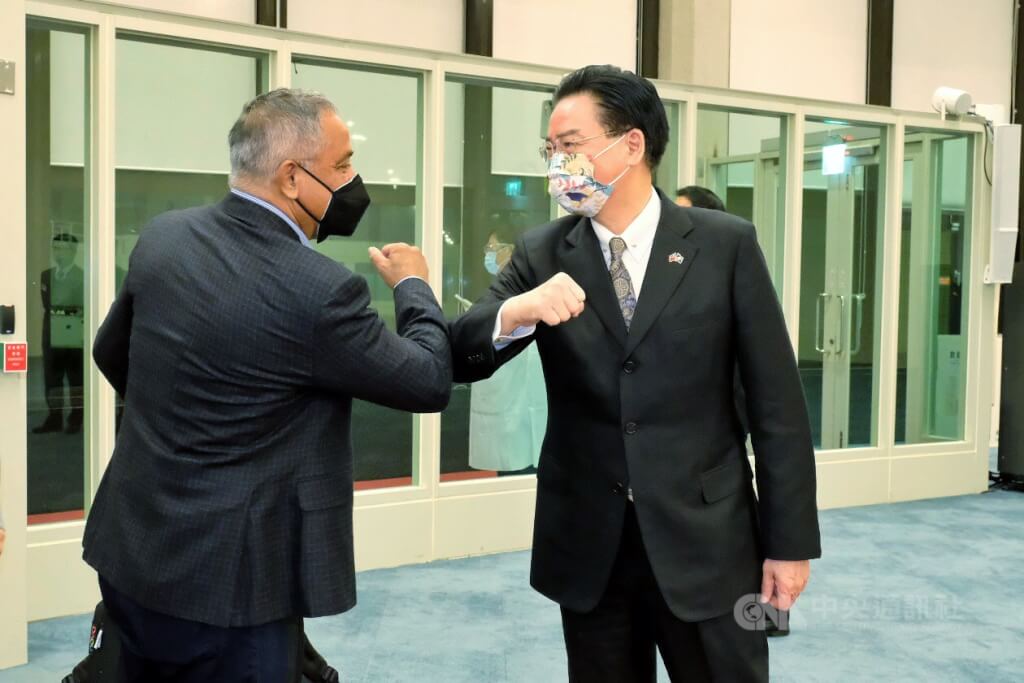 貝里斯總理布里仙紐（左）三月率團訪台，外交部長吳釗燮（右）前往接機，雙方以互碰手肘方式取代握手。   圖：中央社/吳睿騏攝
