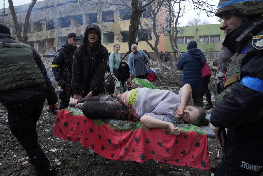 烏克蘭大城馬立波婦幼醫院遭到俄軍轟炸，孕婦虛弱地躺在擔架上被抬出去，衣服都沾上了血跡。 圖：達志影像／美聯社（資料照）