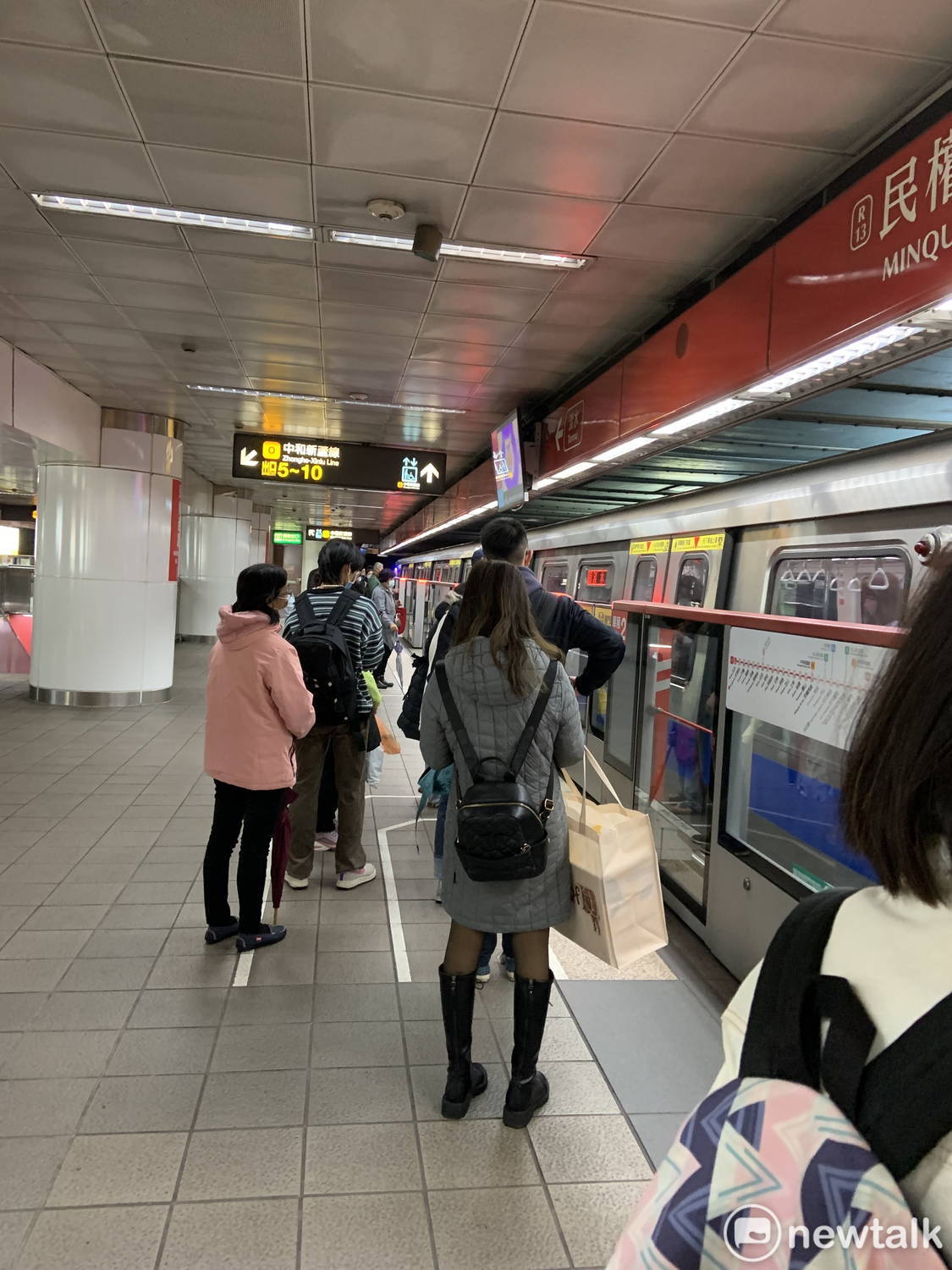 台北捷運公司呼籲針對軌道事業勿調漲電價，若影響營運成本，恐會有調整票價的可能。   圖：張家寧／攝