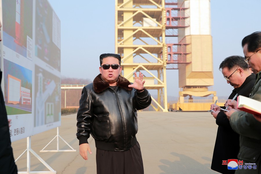 北韓領導人金正恩視察「西海衛星發射場」，要求擴建、現代化。   圖：翻攝朝中社