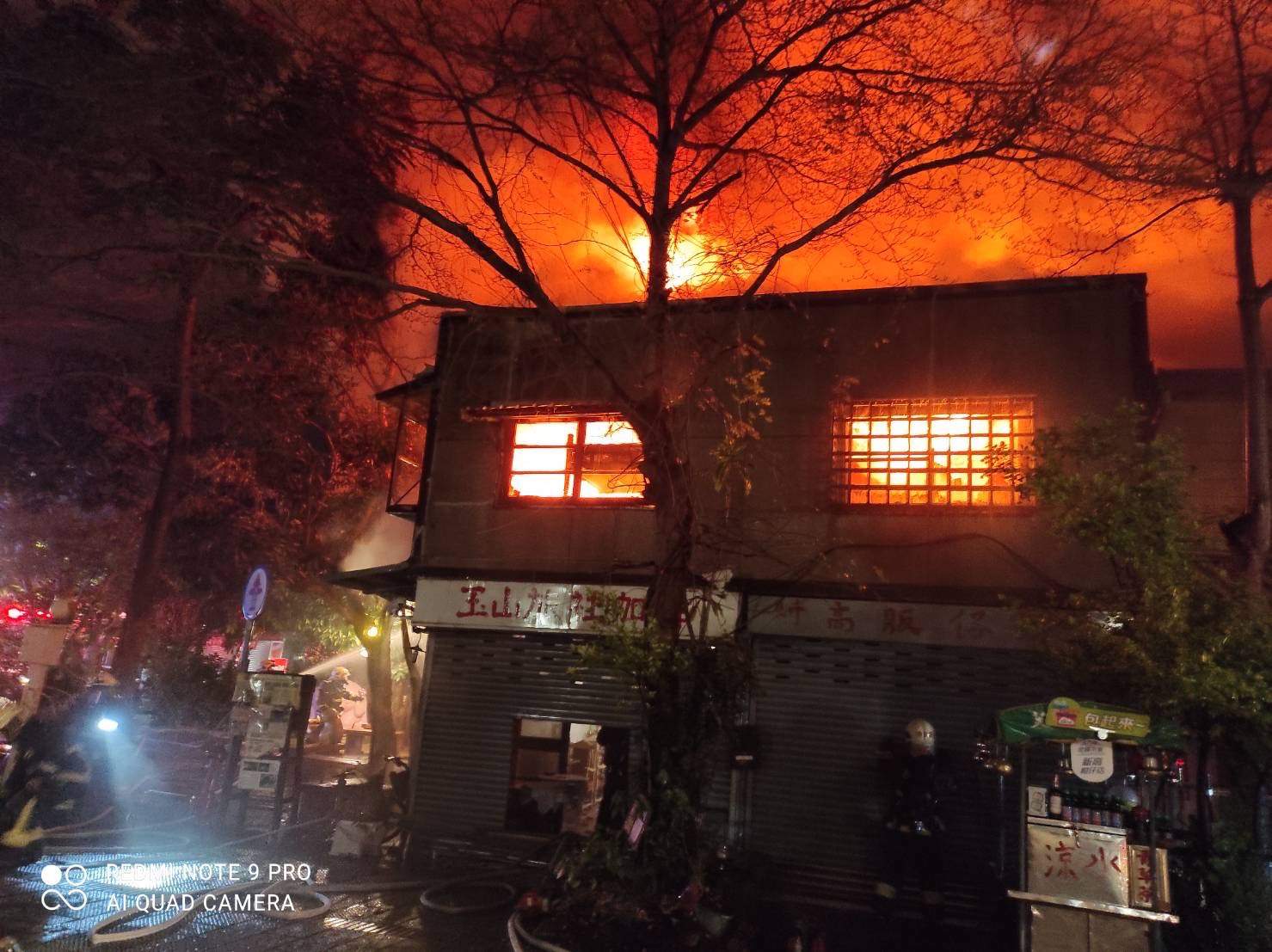 嘉義市北門商圈暗夜惡火 玉山旅社燒毀