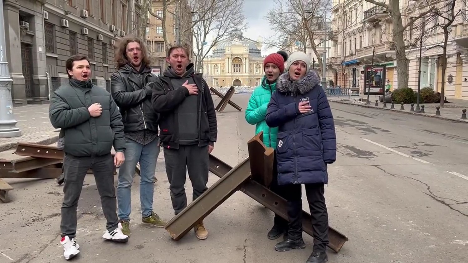 烏克蘭南部港口城市奧德薩（Odessa）的音樂家們紛紛站上街頭，藉由歌唱來鼓舞烏軍與民眾的士氣。   圖：翻攝自推特@TanyaKozyreva