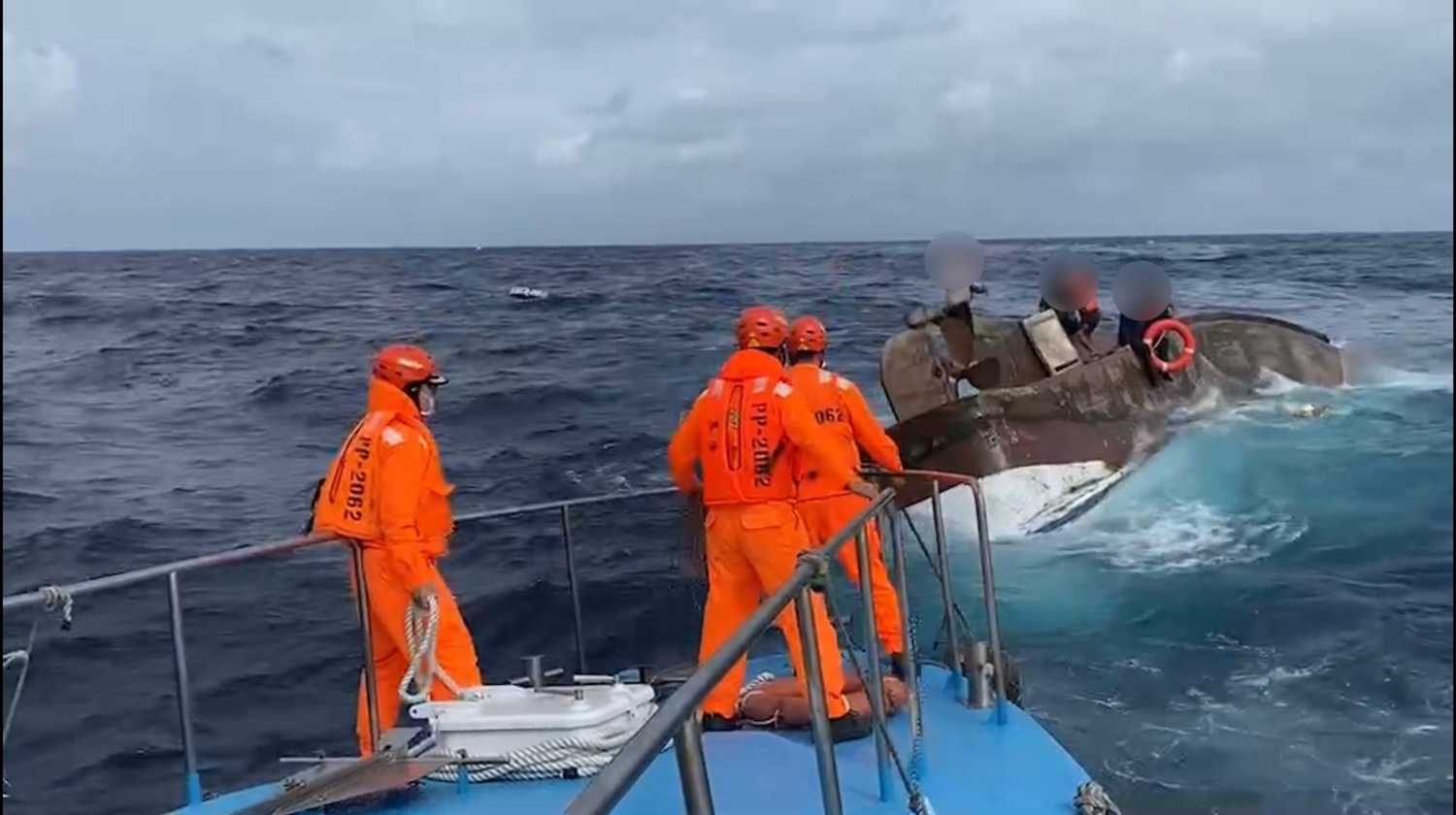 漁船鵝鑾鼻外海翻覆 恆春海巡成功救援船上5名船員