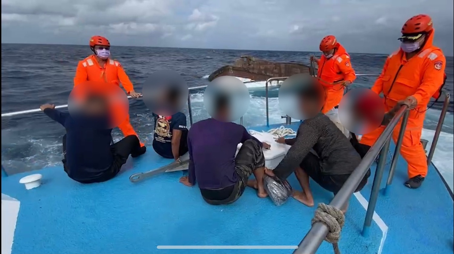 漁船鵝鑾鼻外海翻覆 恆春海巡成功救援船上5名船員