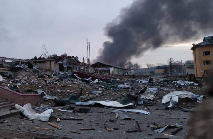 13 日烏國西部亞沃利夫的國際軍事中心卻遭俄軍飛彈襲擊，造成 35 人死亡、134 人受傷，該基地距離波蘭邊境不到 15 公里。   圖:翻攝自推特 NLwartracker (@NLwartracker)