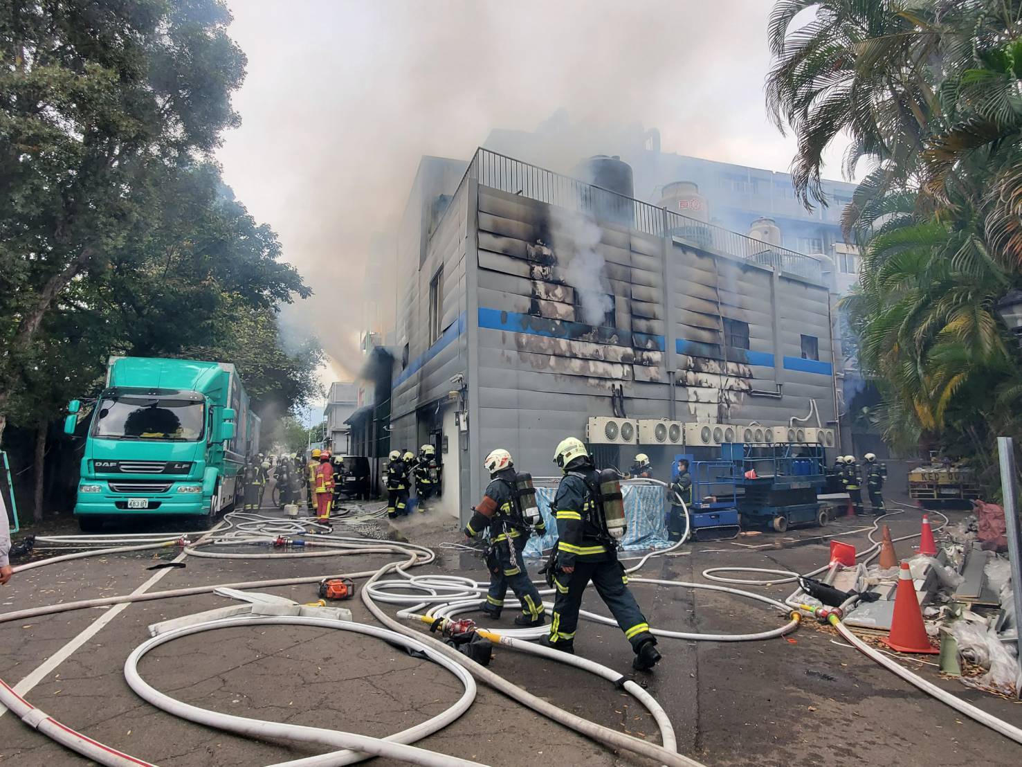 (影)起火點在實驗室！大同大學校園冒濃黑粗煙 初判廠商操作疏失