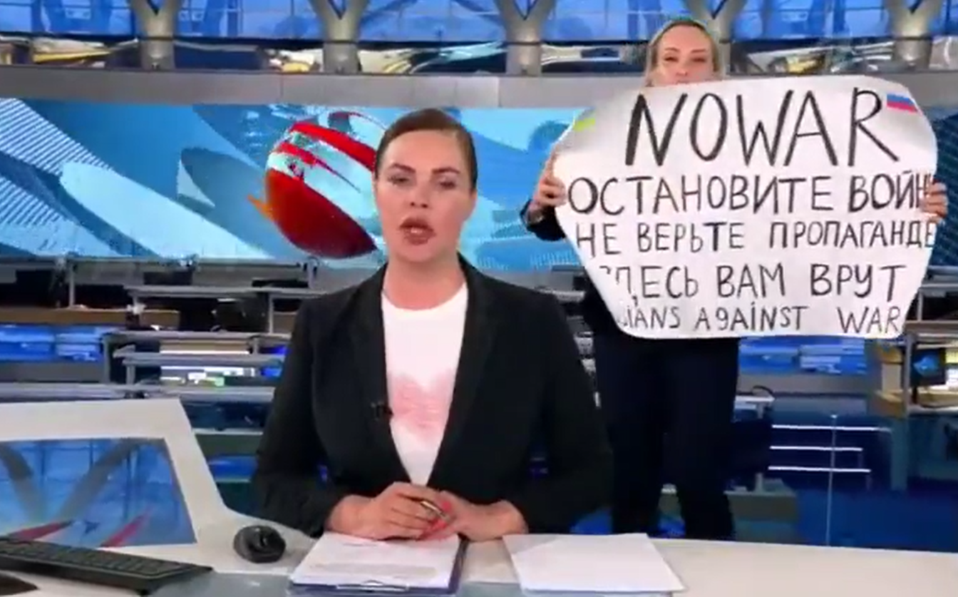 смело продемонстрировал лозунг «Путин — убийца» в знак протеста против российского антивоенного редактора, сбежавшего из-под домашнего ареста вместе с разыскиваемой женщиной |  Международный |  Ньюталк Новости