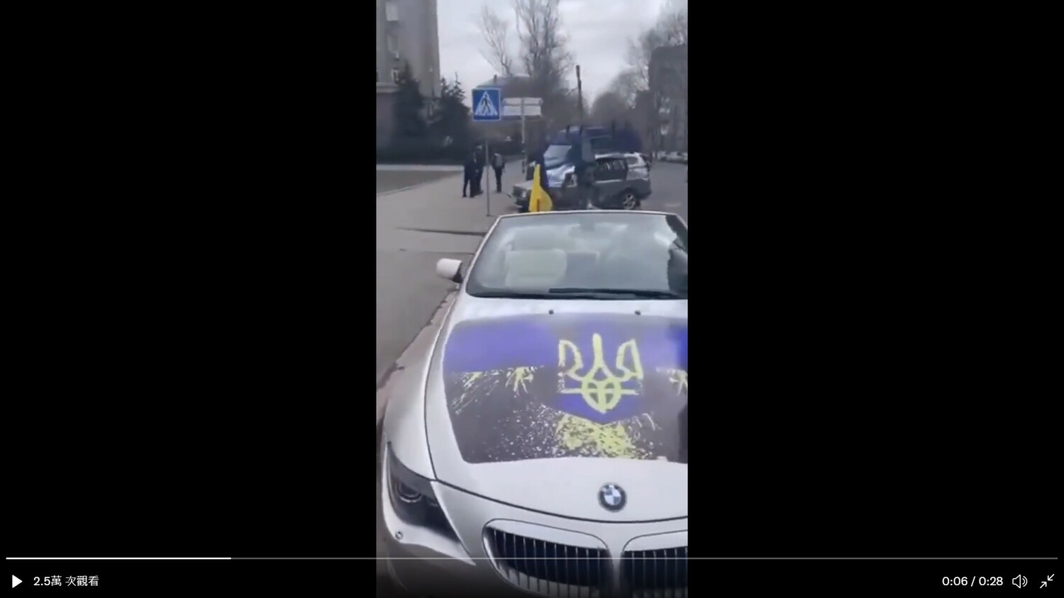 (影)俄烏戰爭》烏克蘭富豪慷慨捐出敞篷BMW 架上重型機槍成戰術輪車