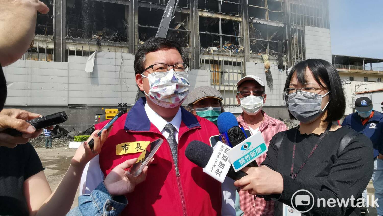美福倉儲今續拆牆面板排煙降溫 火場進入收尾階段