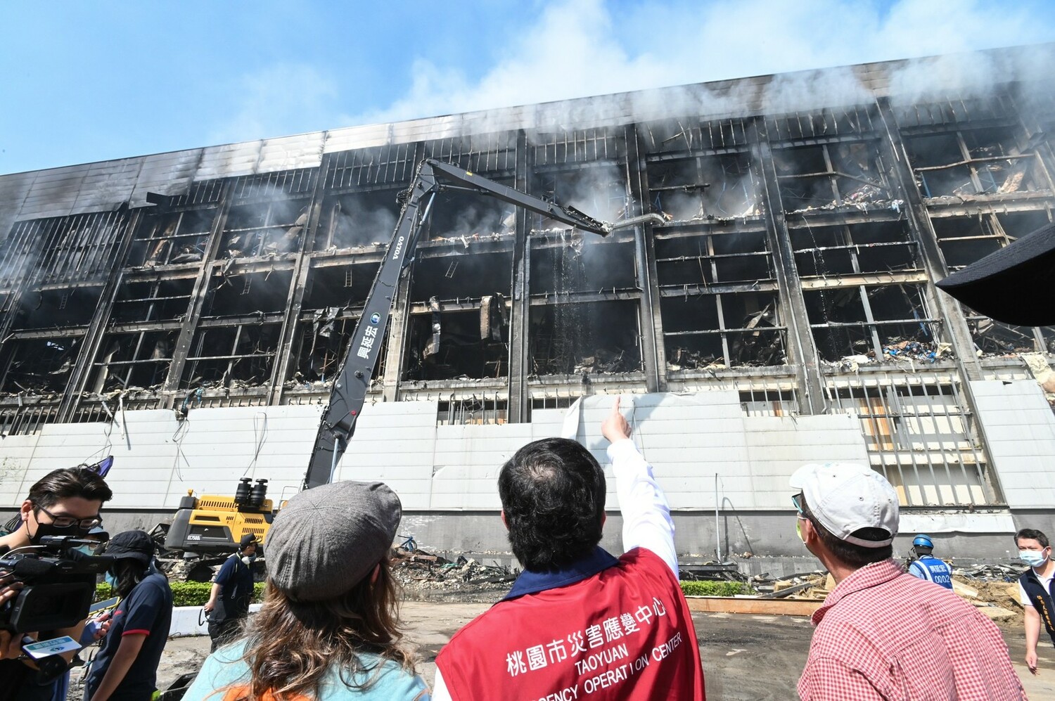 美福倉儲今續拆牆面板排煙降溫 火場進入收尾階段