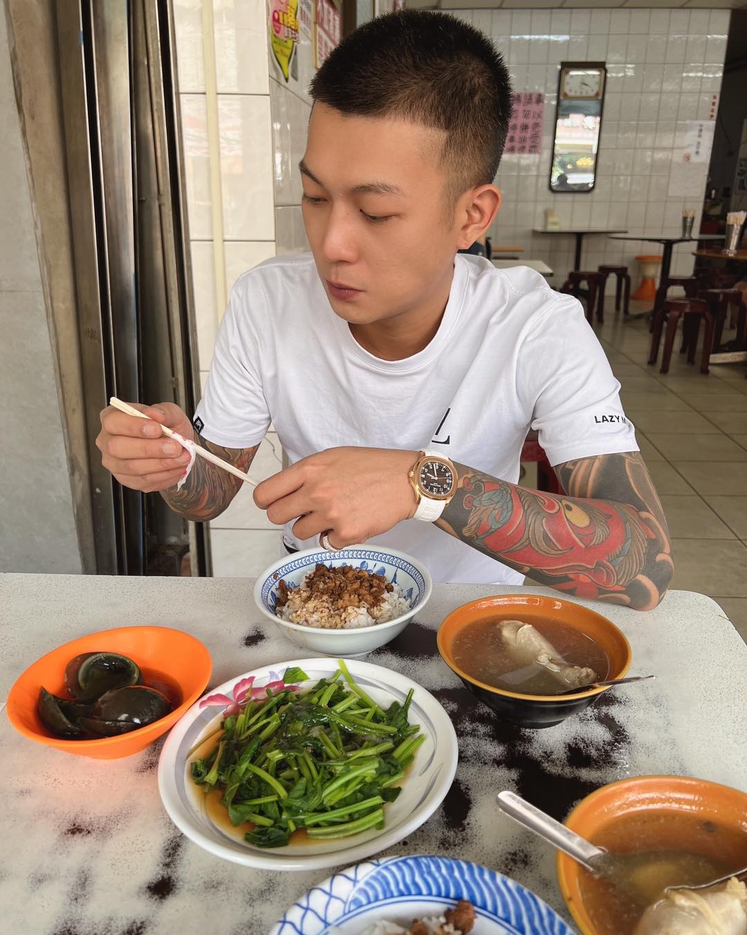 鳳梨「飲料店」公開徵人！正職薪資福利引熱議