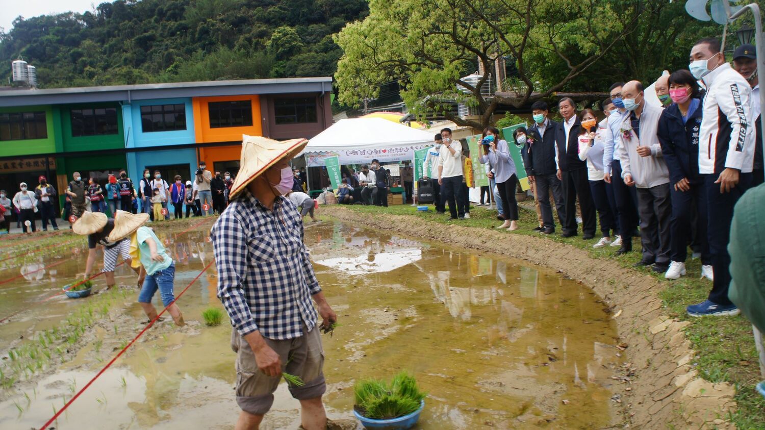 新北汐止區農會休閒中心完工啟用 長輩樂活體驗親子插秧
