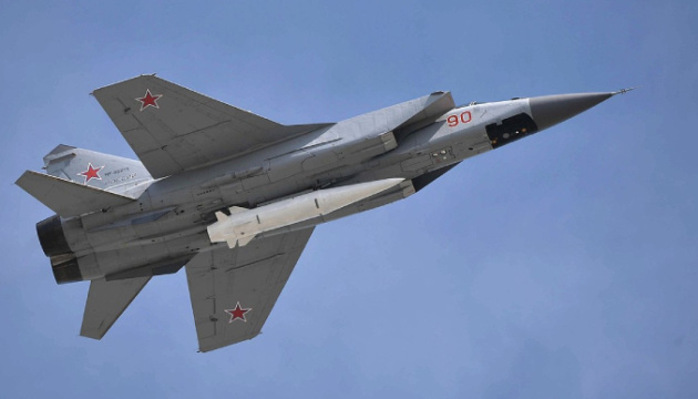 俄羅斯MiG-31K搭載Kh-47M2「匕首」(Kinzhal)高超音速導彈。   圖：翻攝自俄羅斯國防部官網