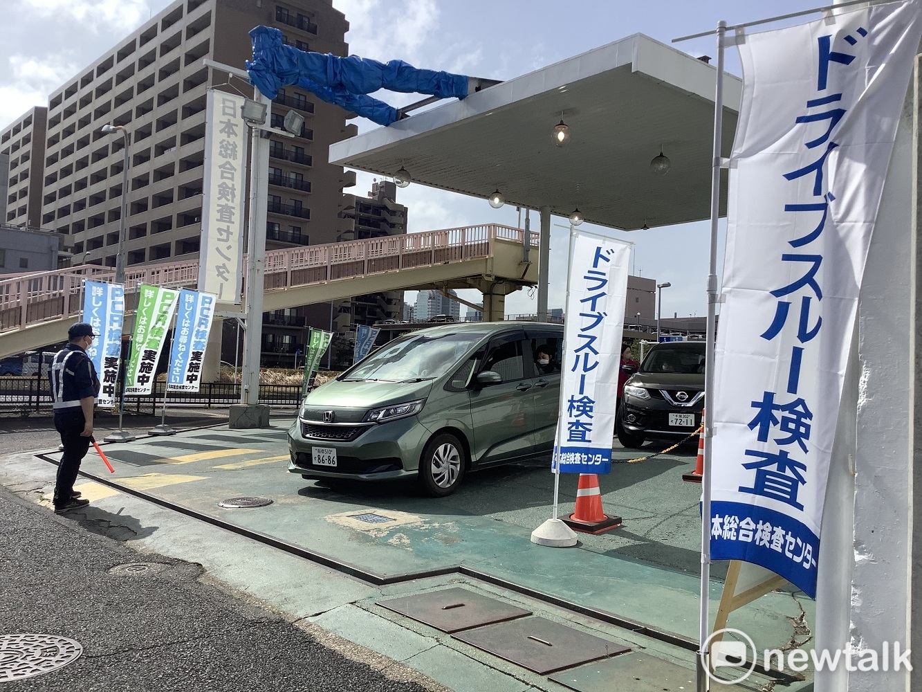 日本這次大解封的關鍵如放棄疫調等是因為增加許多免費PCR，圖為千葉縣幕張的得來速PCR。 圖：劉黎兒攝