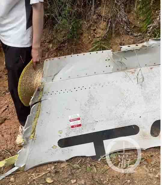 中國東航客機墜毀後在廣西發現的機體殘片，機上一百多人至今未發現有人生還。   圖：翻攝自《上游新聞》