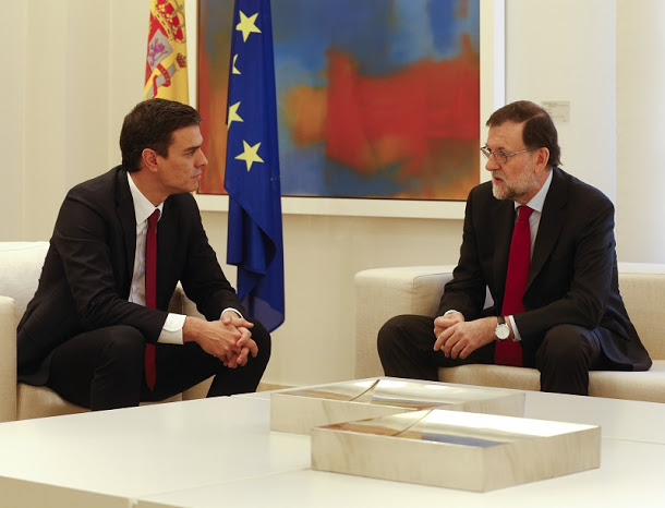 西班牙前總理拉霍伊（右）與預定接棒組閣的工人黨領袖桑切斯（左），都傳出無法拉攏第3黨成功組閣，國會只好解散，6月將進行改選。   圖：達志影像/路透社資料照片