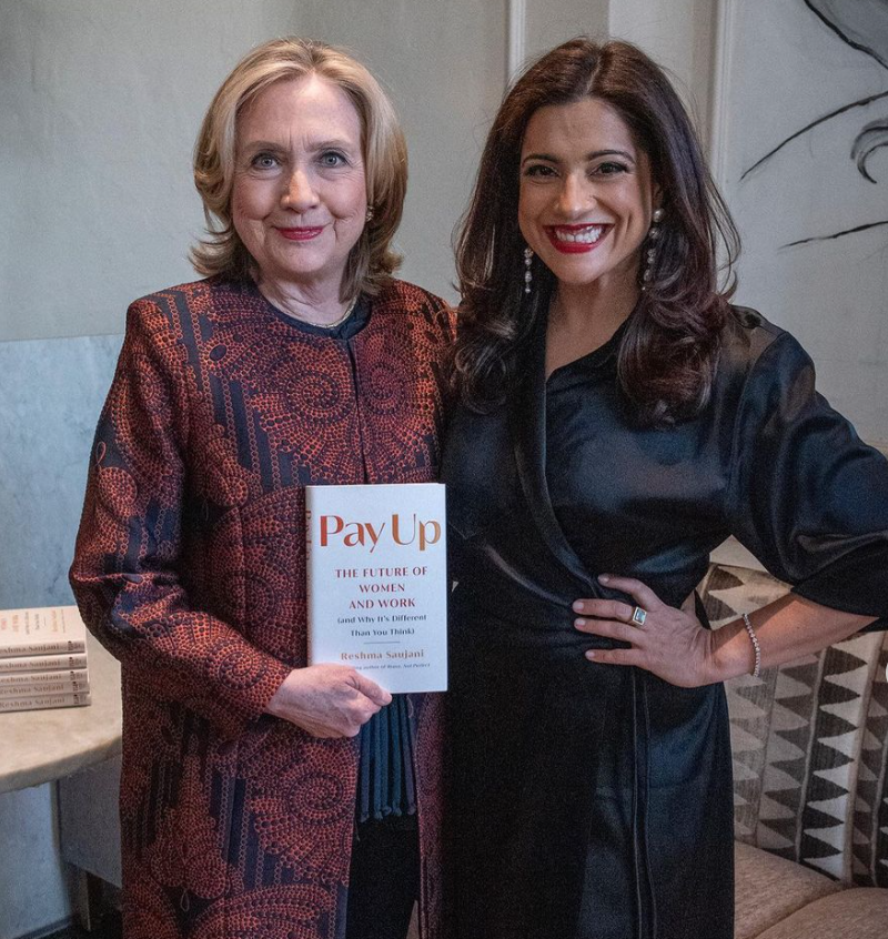 After the former US Secretary of State Hillary Clinton (left) failed to run for president, although she faded out of politics, she still did not forget to support rookies. In mid-March this year, she stood for a female writer and was obviously much older.Figure: Retrieved from Hillary's Twitter